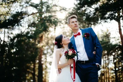 Свадьба в сосновом лесу Солнечный день Стоковое Изображение - изображение  насчитывающей церемония, пары: 142634199