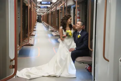 Красивая свадьба в Москве и фотосессия в метро