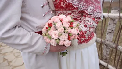 Снимите это немедленно»: из-за свадьбы в русском стиле молодоженам из Крыма  устроили скандал прямо в ЗАГСе - KP.RU