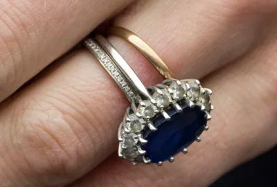 Почему Кейт Миддлтон носит три кольца на обручальном пальце — Женский  журнал \"ЗОЛОТОЙ\"