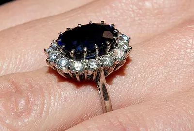 Диадема Кейт Миддлтон и бабушкино кольцо: что делать со свадебными  атрибутами после торжества - «ФАКТЫ»
