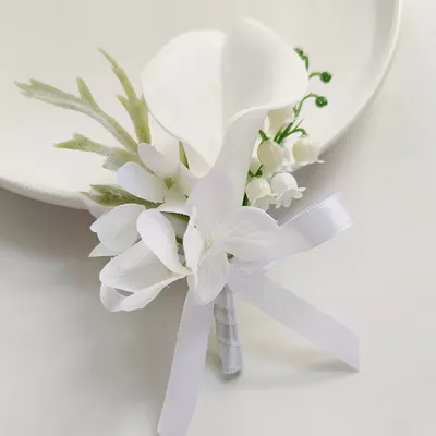 Свадебные цветочные аксессуары: бутоньерка для жениха