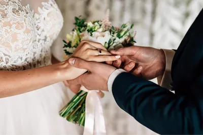 holding hands, фото рук молодожёнов с кольцами, рука в руке картинки  свадебные, руки влюбленных с кольцами, свадьба, обручальное на женских руках