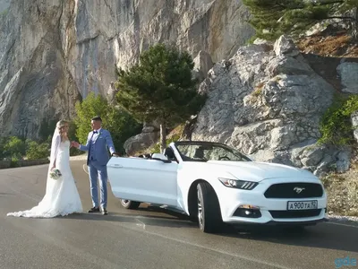 Фото жениха с невестой внутри свадебного кабриолета