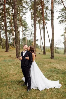 Жених и невеста бегут по лесу свадебная фотосессия | Премиум Фото