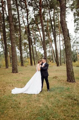 Невеста с венком на голове в стильном свадебном платье в природном лесу с  загородным букетом Фотосессия в сосне Стоковое Фото - изображение  насчитывающей свадебный, поженено: 163225388