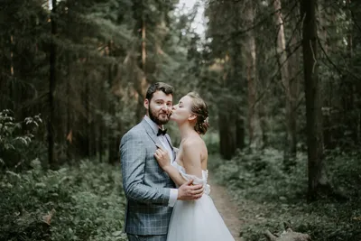 Жених и невеста бегут по лесу свадебная фотосессия | Премиум Фото