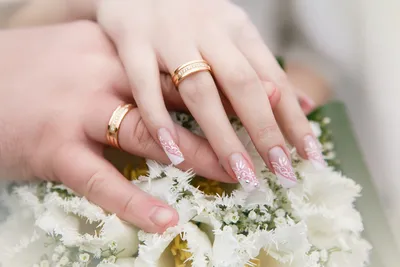Свадебный маникюр в 2022 году: идеи для невесты и гостей на короткие и  длинные ногти на свадьбу