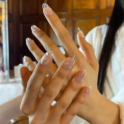 Свадебный маникюр с бульонками на длинные ногти на сайте theYou
