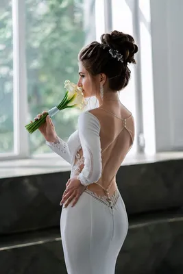 невеста в обтягивающем свадебное платье с открытой спиной | свадебная  прическа на длинные волосы | невеста со сва… | Обтягивающие свадебные платья,  Невеста, Свадьба