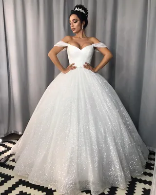 Кружевное свадебное платье с рукавами и открытой спиной купить в Москве