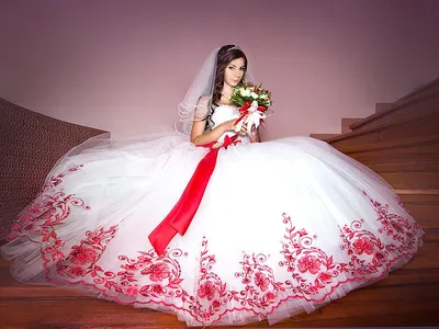 Свадебное платье с красной вышивкой. Свадебное платье с красным поясом |  Red wedding dresses, Flower girl dresses, Beautiful wedding dresses