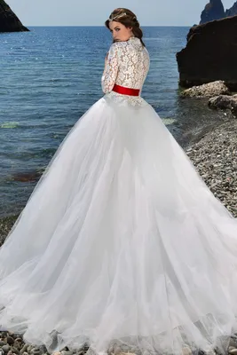 Пышное свадебное платье с красным поясом Armonia Korneliya | Купить свадебное  платье в салоне Валенсия (Москва)