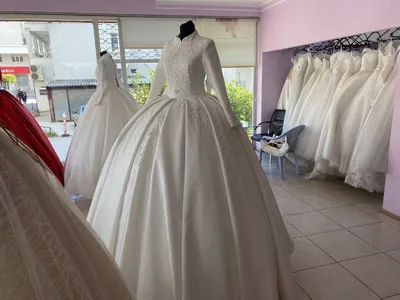 Свадебное платье с красным поясом – яркий акцент любой невесты | Мода от  Кутюр.Ru