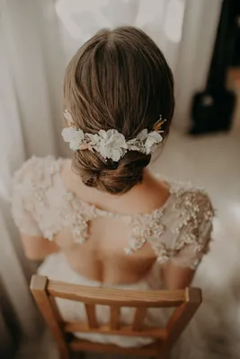 Какую прическу сделать на свадьбу: свадебные прически, плетения – фото