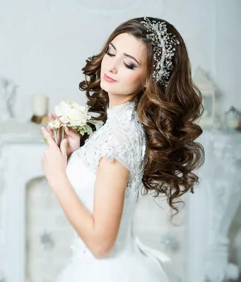 свадебная прическа локоны | Свадебные прически, Невеста, Платья с цветами  для девочек