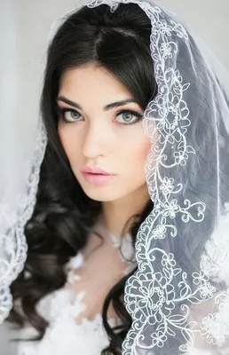 Прически с фатой: 115 фото нежных и красивых укладок для невесты с длинной  или короткой фатой. Подборка стильных свадебных причесок