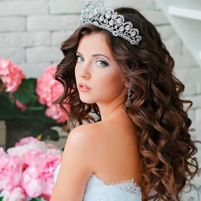 Свадебные прически с челкой (100 фото): стильные варианты причесок на  средние, длинные, короткие волосы с диадемой, с фатой или без