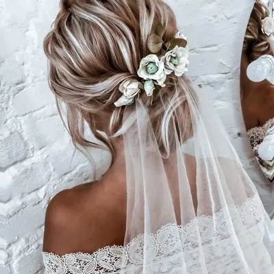 Свадебная прическа с диадемой, цветами и фатой сзади на длинные волосы