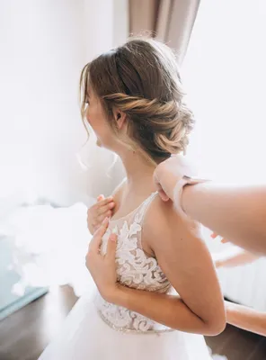Свадебные прически: Интересные свадебные прически на длинные волосы