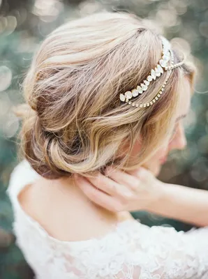 Свадебные прически с челкой (100 фото): стильные варианты причесок на  средние, длинные, короткие волосы с диадемой, с фатой или без