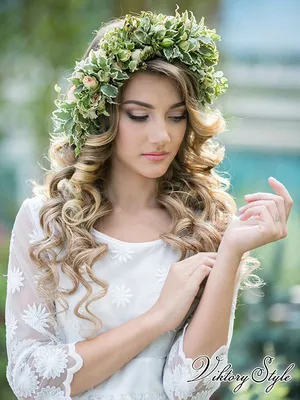 Свадебная прическа с венком из живых цветов | Wedding hairstyles, Hair  styles, Wedding looks