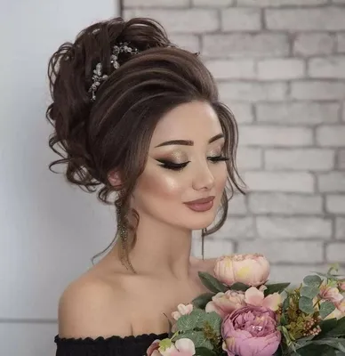 Свадебные прически на средние волосы 2020 - 100 фото красивых укладок |  Bridesmaid hair makeup, Bridal hair buns, Long hair styles