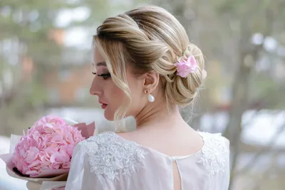 10 эффектных свадебных причесок с локонами · NEVESTA.MOSCOW