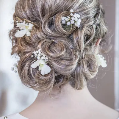 Свадебные прически на средние волосы [80+ фото]: красивые укладки на  свадьбу для невесты