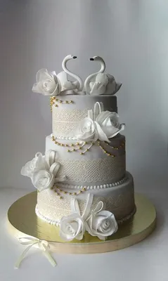 Свадебный торт с лебедями категории Трехъярусные свадебные торты