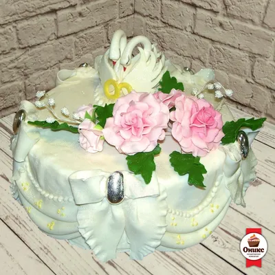 Заказать Свадебный торт с лебедями STL0005129 - по цене от 2 900 руб. за 1  кг. с декором с доставкой по Москве