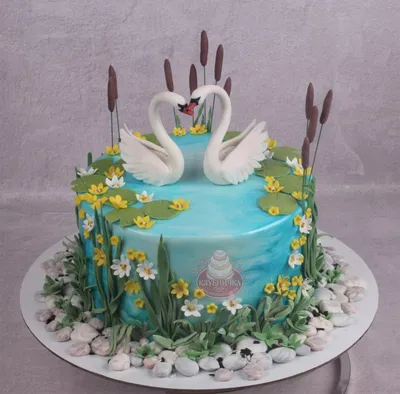 Свадебный торт с живыми цветами и лебедями