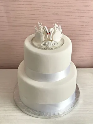 торт с лебедями