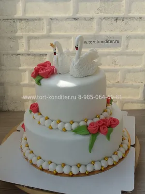 Двухъярусный свадебный торт «Лебеди и розовые розы»