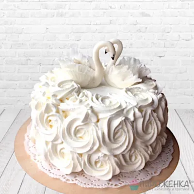 Двухъярусный свадебный торт «С лебедями»