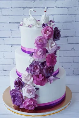 Белый свадебный торт «С лебедями и розами»