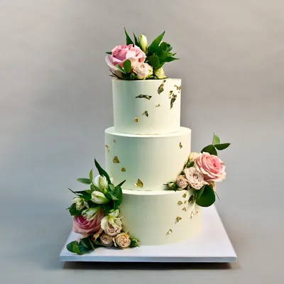 Свадебный торт с парой лебедей