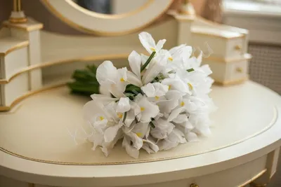 Букет из белых ирисов купить в Санкт-Петербурге в салоне цветов Флордель