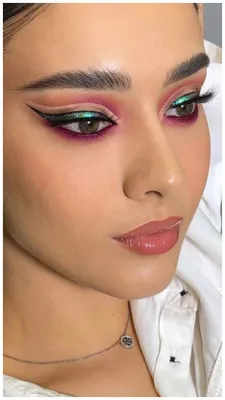 Яркий цветной вечерний макияж Smoky Eyes с накладными ресничками для зелёных  глаз