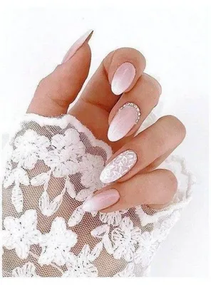 Свадебный маникюр с объемными украшениями на короткие ногти на сайте theYou