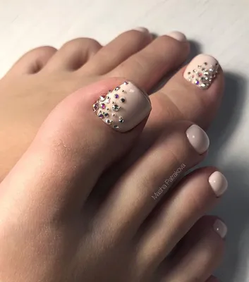 Свадебный педикюр для моей @di_diha с россыпью из кристаллов #swarovski  💍👣💎 #педикюркингисепп #педикюрспб #… | Toe nail designs, Pretty toe  nails, Cute toe nails