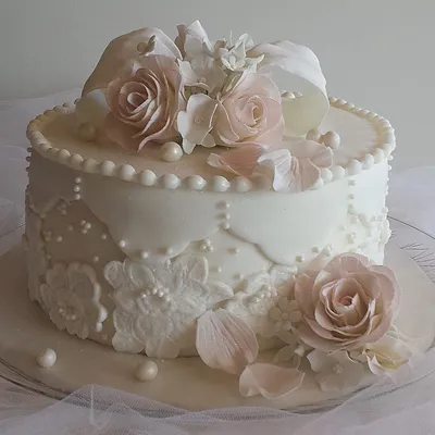 Красивый свадебный торт с белыми розами на заказ