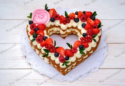 Двухъярусный свадебный торт в виде сердца с красными розами - сливки