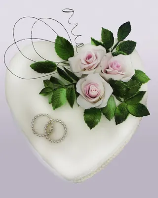Свадебный торт в виде сердца в стиле антигравитации на заказ