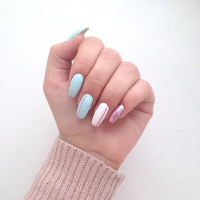 Дизайн ногтей, nails, ногти, маникюр, manicure, светло-голубой, белый,  розовые блёстки, голубой, мятный, полосы, white | Ногти, Маникюр, Розовые  блестки