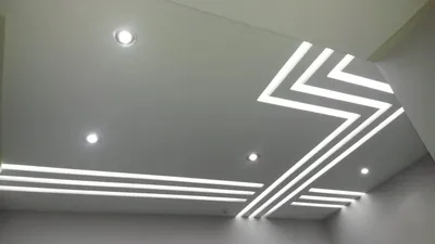 Световые линии на натяжном потолке в комнате | Натяжные потолки Оренбург