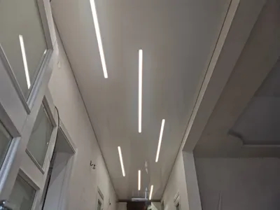 Фотографии натяжных потолков со световыми линиями в дизайне и интерьере