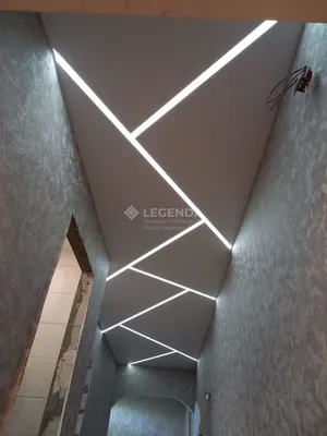 Световые линии на белом матовом натяжном потолке в коридоре. Фото. Цены. —  потолки «Легенда»