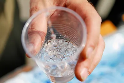 Крещенская святая вода: когда набирать, зачем, и что потом с ней делать  нельзя - Российская газета