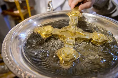 Крещенская вода: Когда набирать, как пить и сколько хранить святую воду —  ЯСИА
